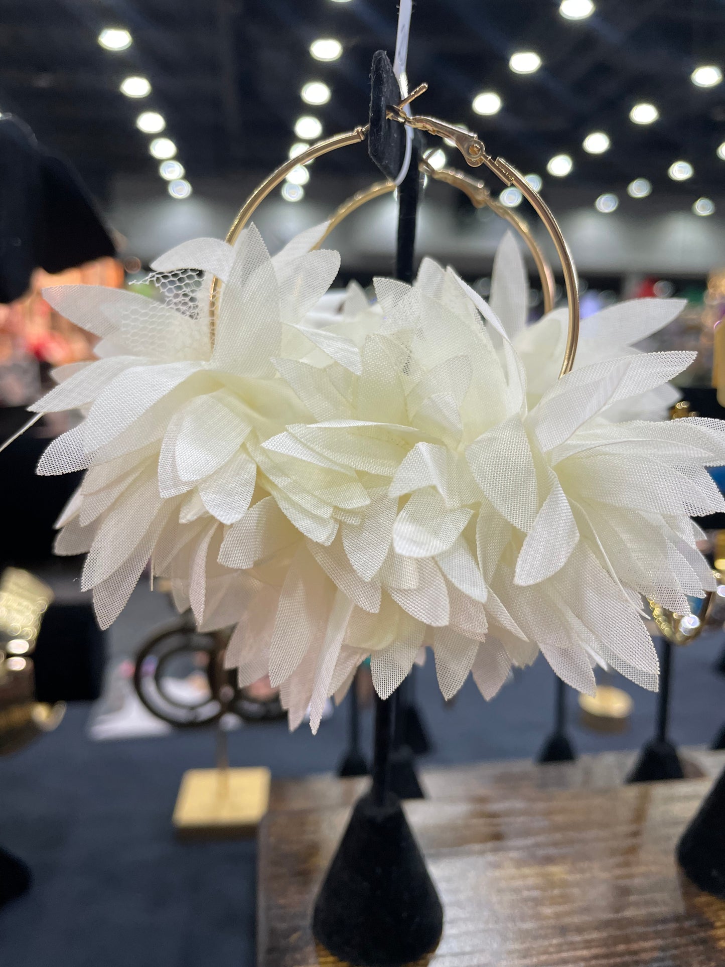Pendientes de aro con forma de flor-Blanco